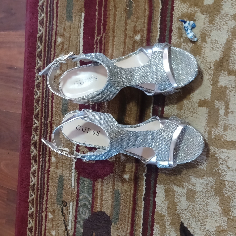 GUESS SIZE 8 1/2 w/4" wedge
